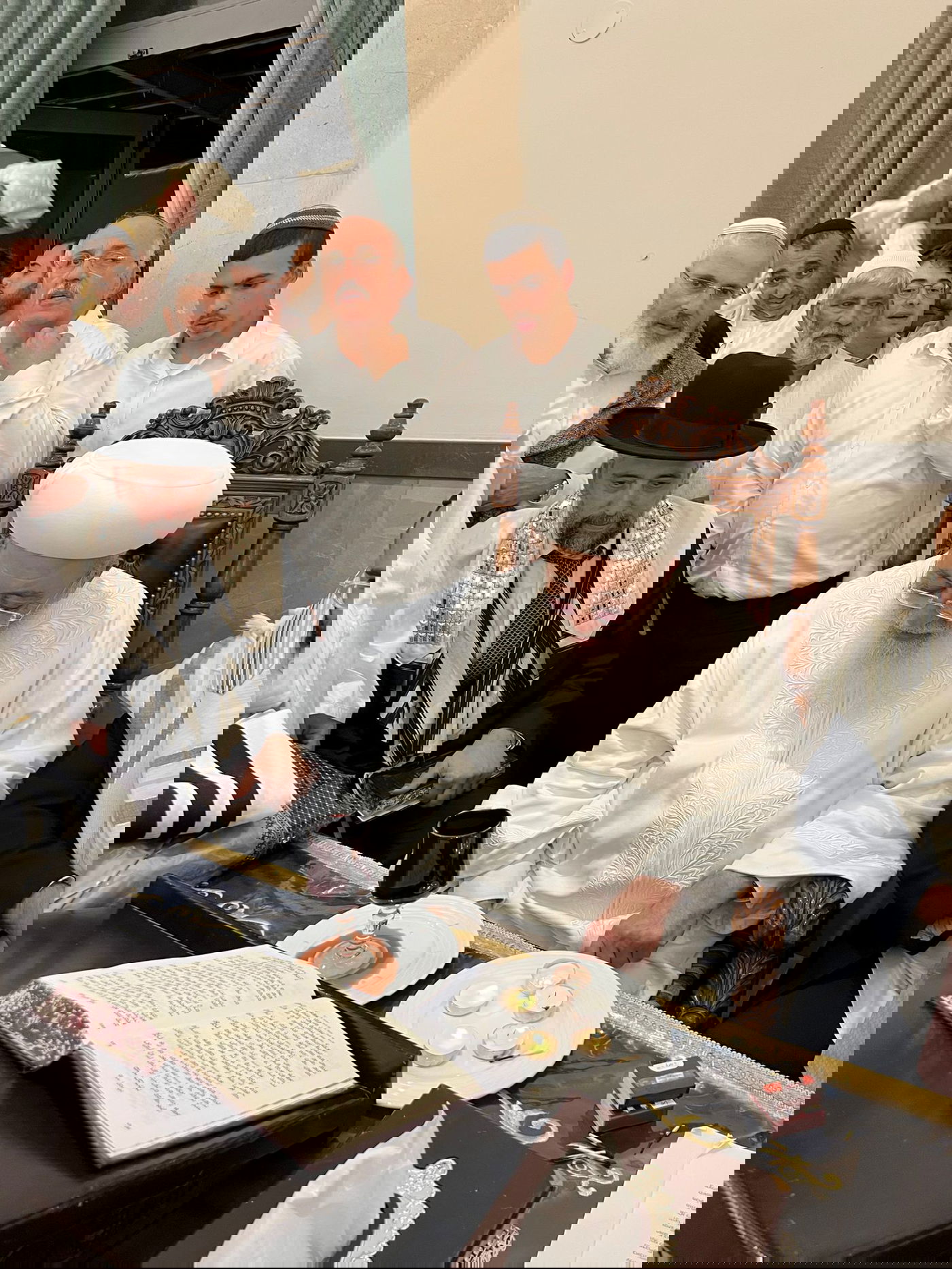 בגלימה לבנה: הגר"ש עמאר בהבדלה וברכת הלבנה