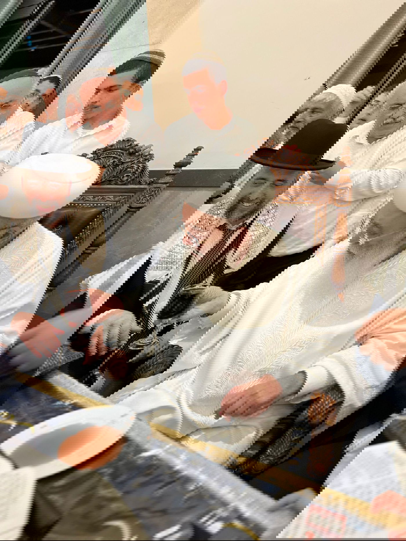 בגלימה לבנה: הגר"ש עמאר בהבדלה וברכת הלבנה