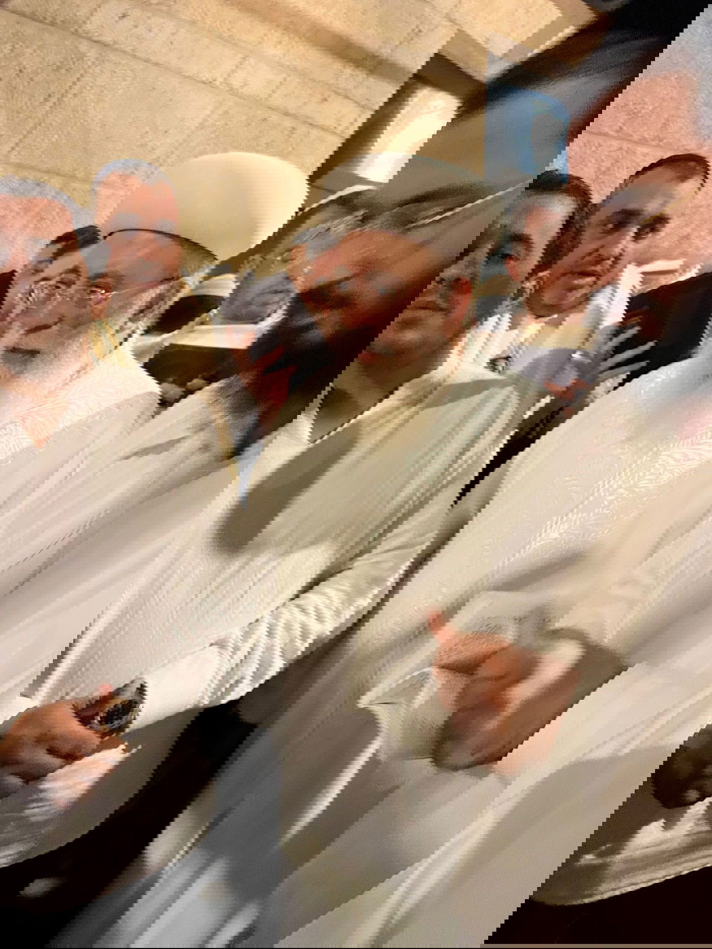 בגלימה לבנה: הגר"ש עמאר בהבדלה וברכת הלבנה