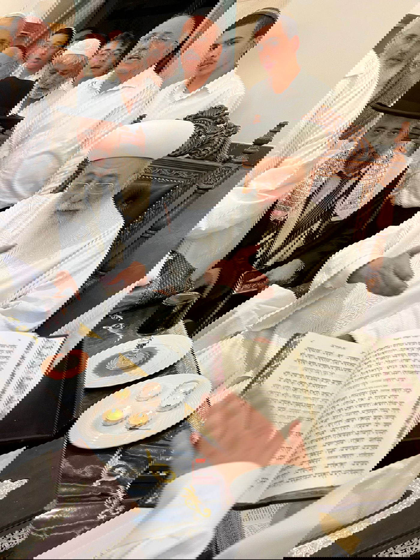 בגלימה לבנה: הגר"ש עמאר בהבדלה וברכת הלבנה