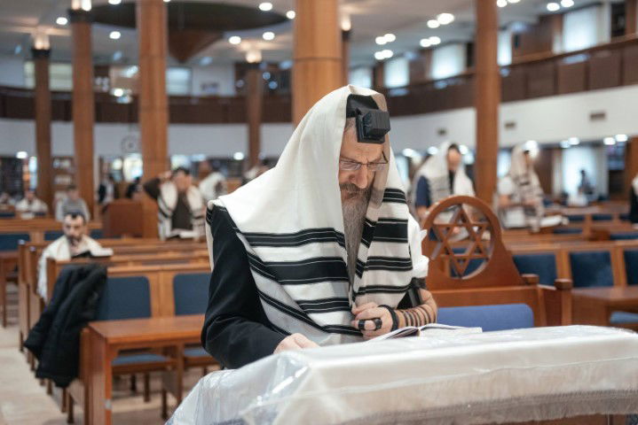 הרב לאזאר 'קפץ' על הבמה והציבור שר את 'מארש הניצחון'