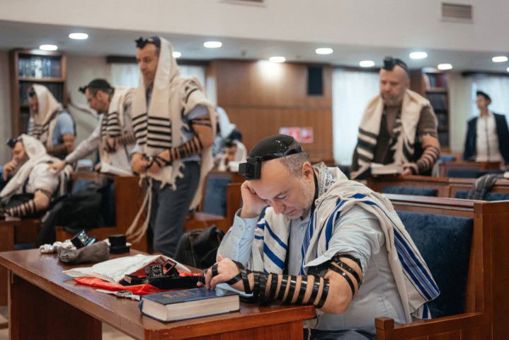 הרב לאזאר 'קפץ' על הבמה והציבור שר את 'מארש הניצחון'