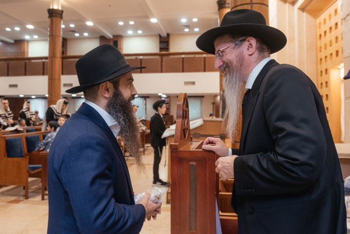 הרב לאזאר 'קפץ' על הבמה והציבור שר את 'מארש הניצחון'