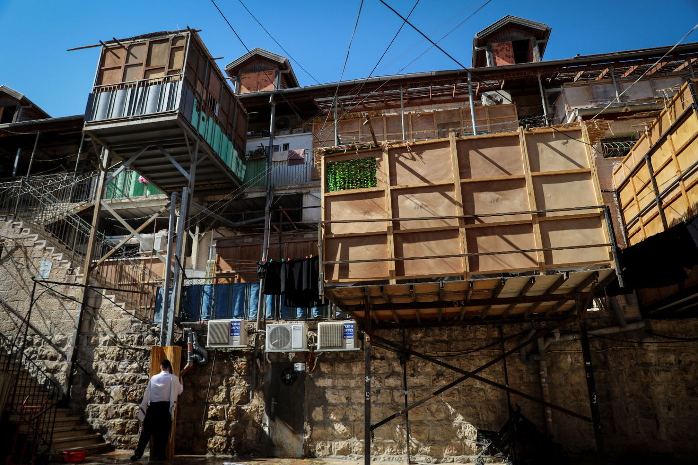 בגאולה ובמאה שערים: כך נראות ההכנות לחג הסוכות