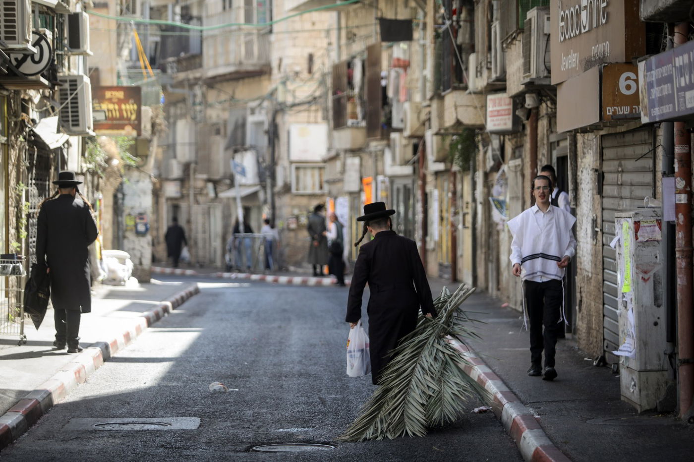 בגאולה ובמאה שערים: כך נראות ההכנות לחג הסוכות