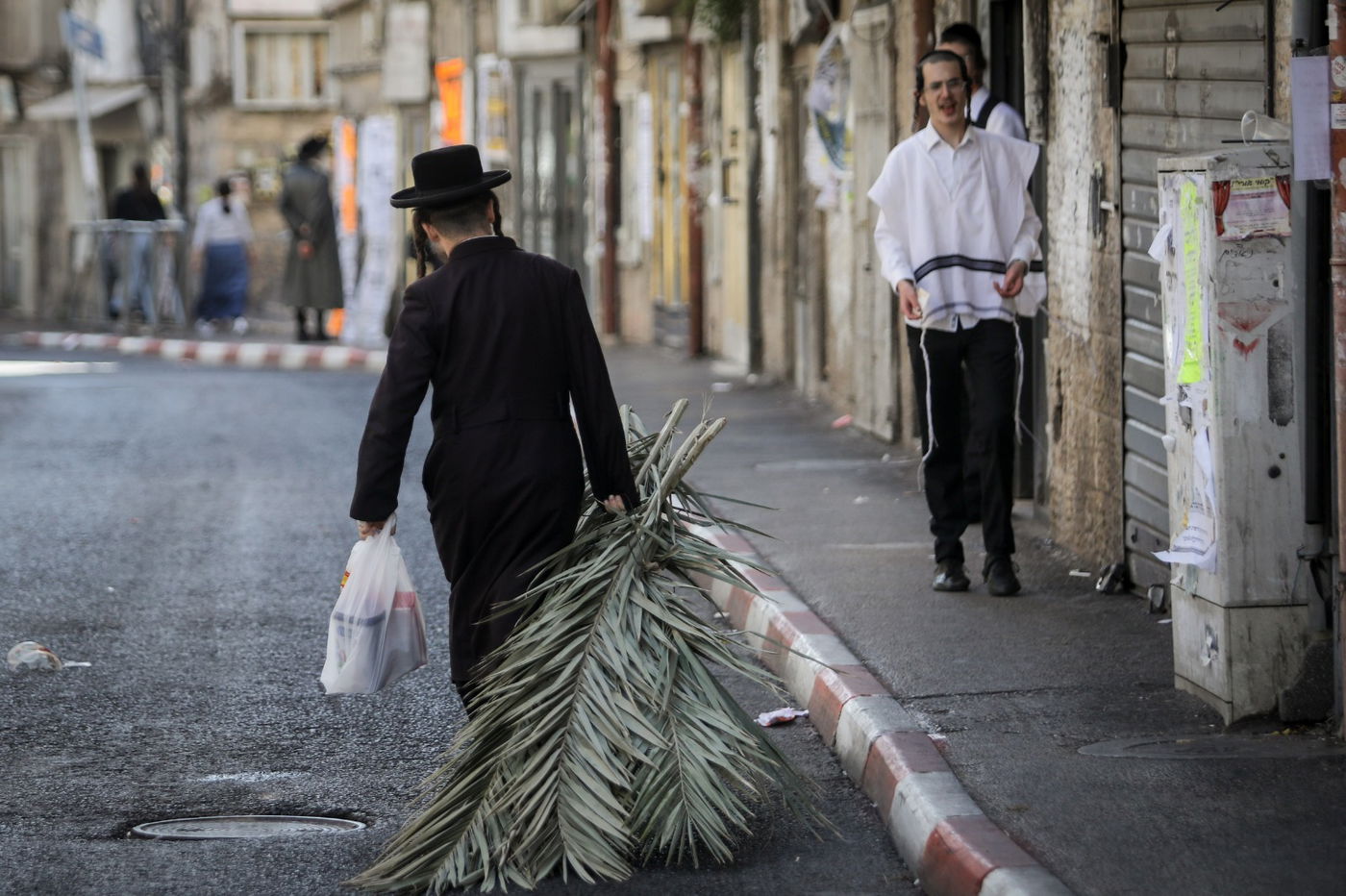 בגאולה ובמאה שערים: כך נראות ההכנות לחג הסוכות