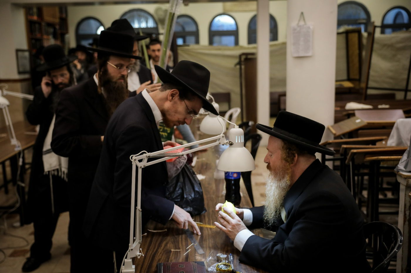 בגאולה ובמאה שערים: כך נראות ההכנות לחג הסוכות