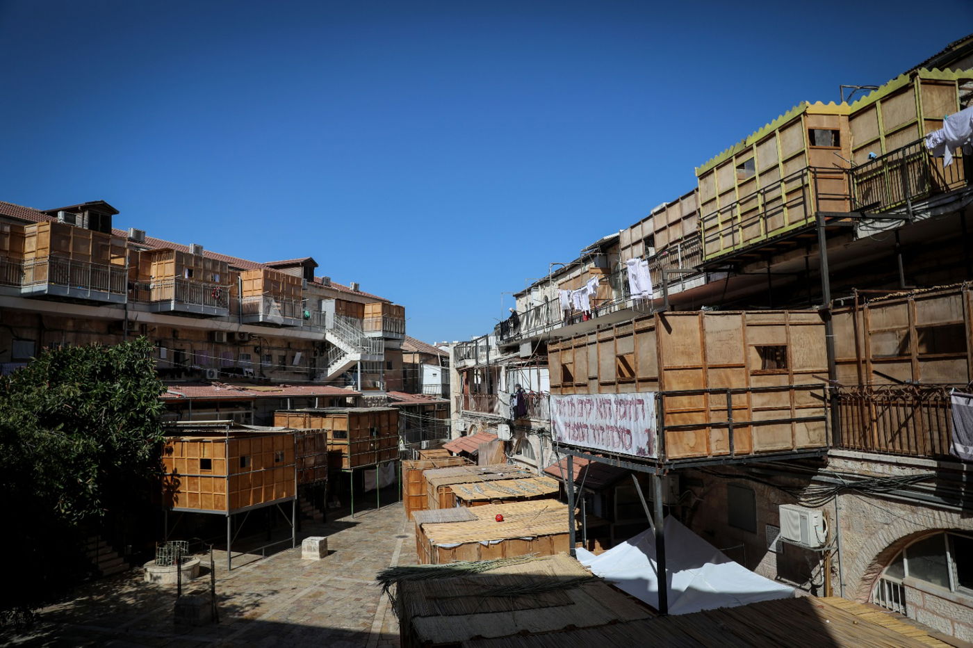 בגאולה ובמאה שערים: כך נראות ההכנות לחג הסוכות