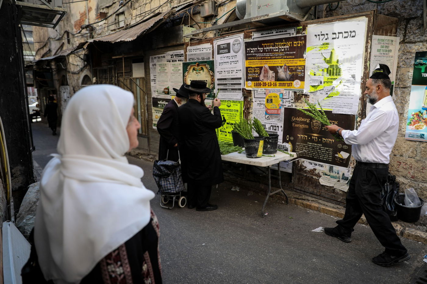 בגאולה ובמאה שערים: כך נראות ההכנות לחג הסוכות