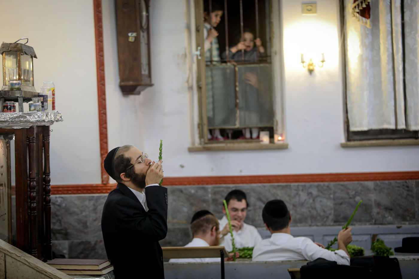 רגע אחרי הצום; האברכים בחרו ארבעת המינים • תיעוד