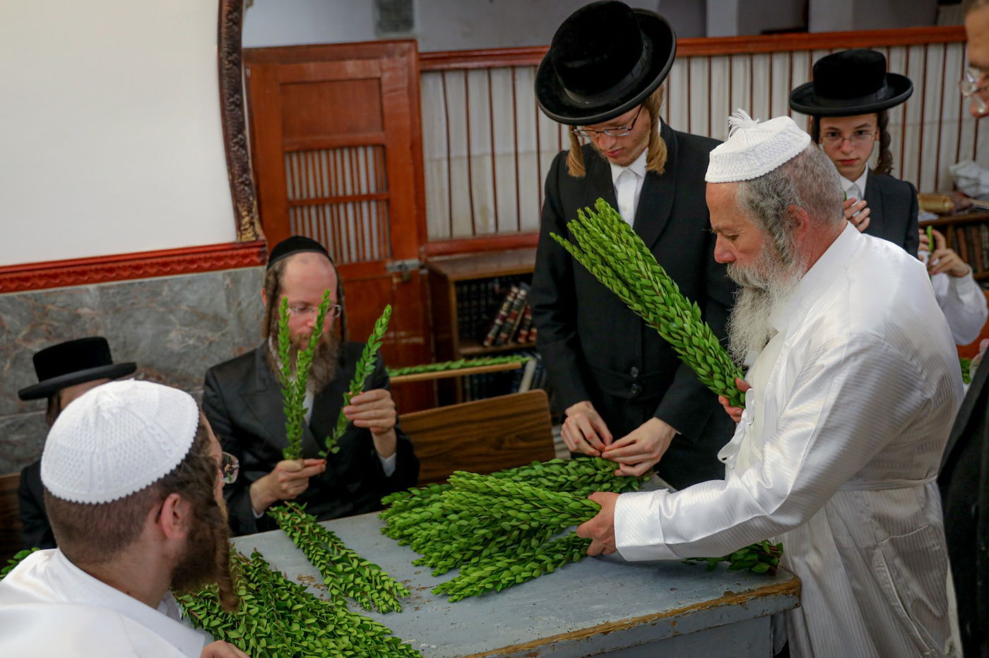 רגע אחרי הצום; האברכים בחרו ארבעת המינים • תיעוד
