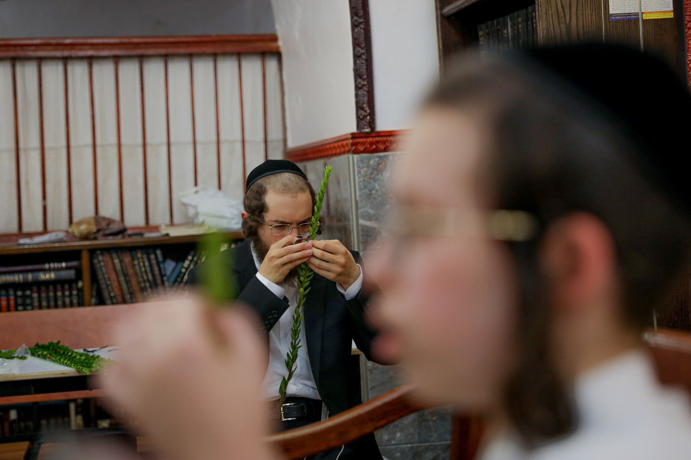 רגע אחרי הצום; האברכים בחרו ארבעת המינים • תיעוד