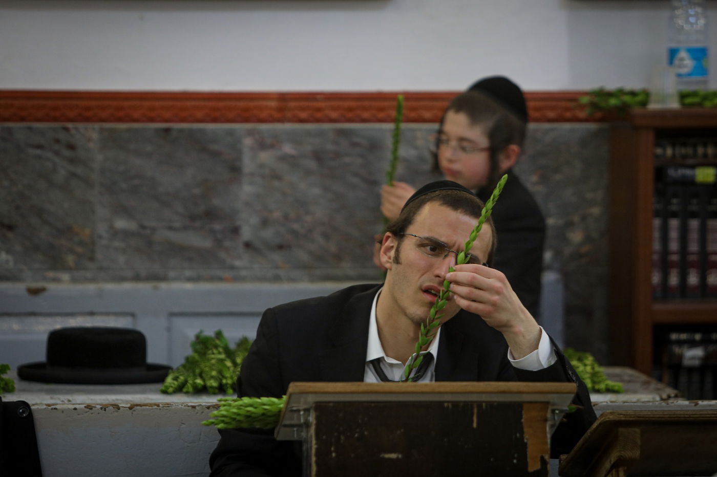 רגע אחרי הצום; האברכים בחרו ארבעת המינים • תיעוד