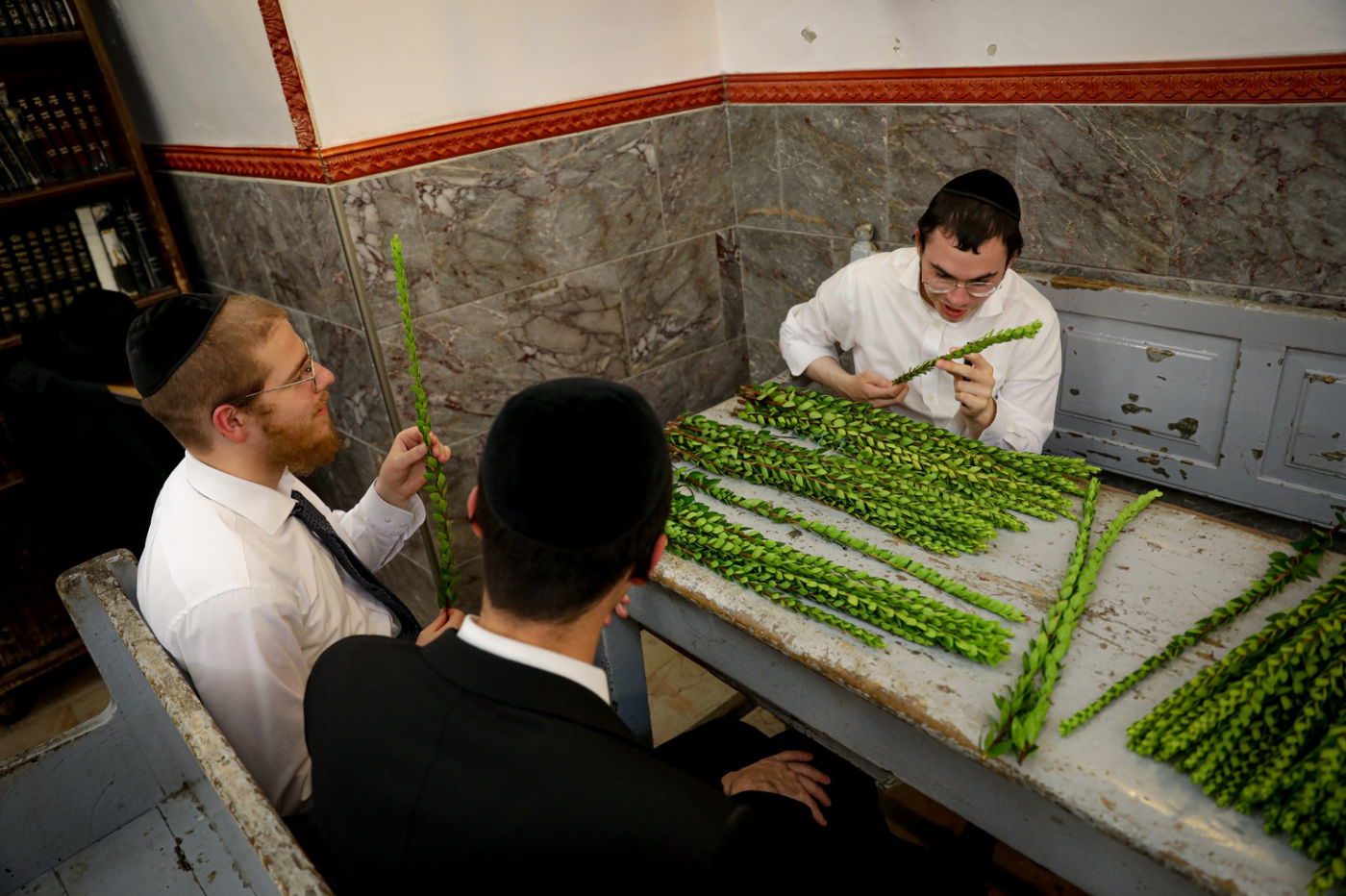 רגע אחרי הצום; האברכים בחרו ארבעת המינים • תיעוד