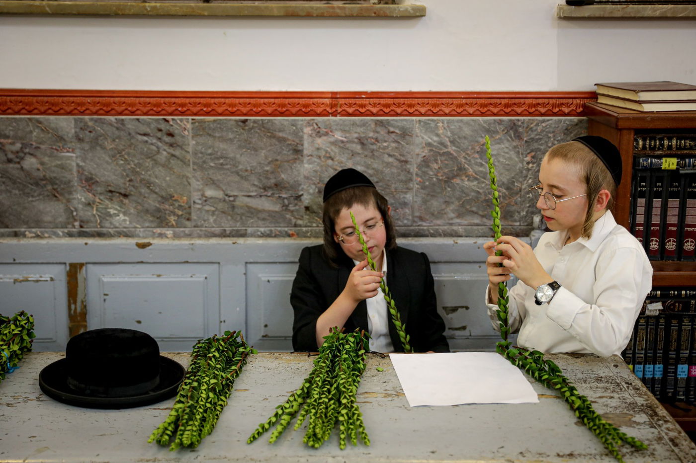 רגע אחרי הצום; האברכים בחרו ארבעת המינים • תיעוד