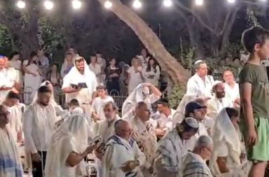 כך נראתה תפילת נעילה בצפון תל אביב • צפו בתיעוד