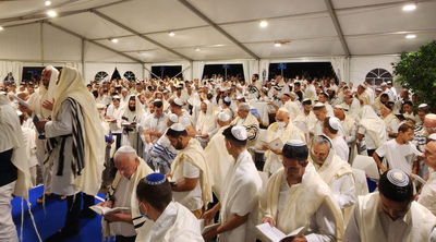 "לא היה כסא פנוי": הישראלים נהרו לבתי הכנסת • תיעוד