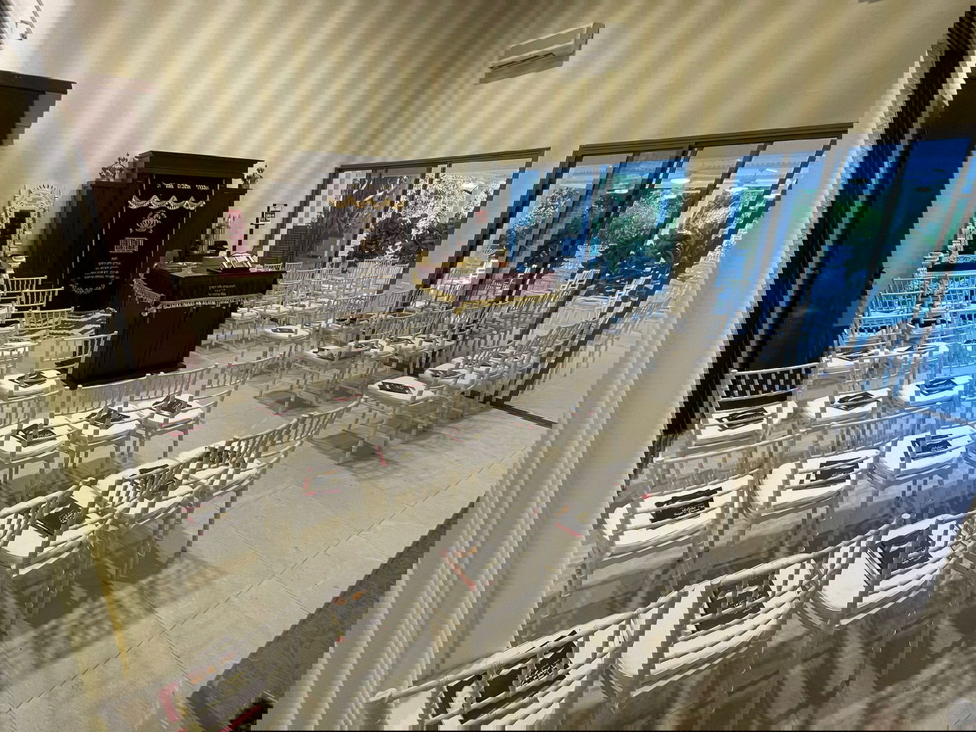 "לא היה כסא פנוי": הישראלים נהרו לבתי הכנסת • תיעוד