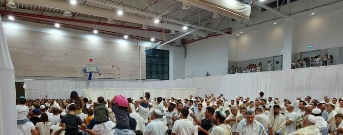 "לא היה כסא פנוי": הישראלים נהרו לבתי הכנסת • תיעוד