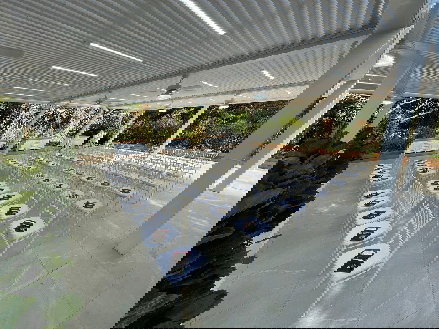 "לא היה כסא פנוי": הישראלים נהרו לבתי הכנסת • תיעוד