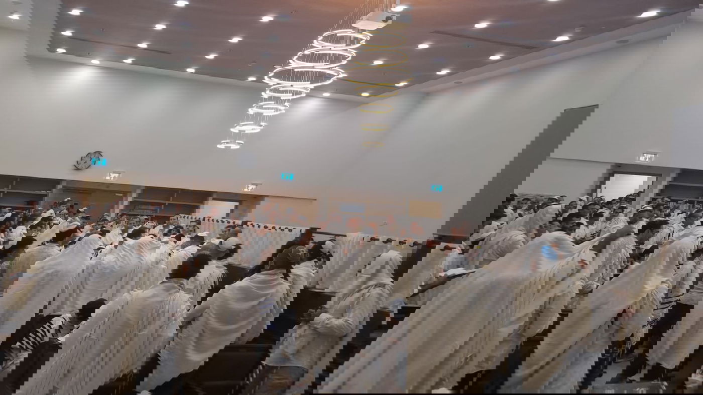 "לא היה כסא פנוי": הישראלים נהרו לבתי הכנסת • תיעוד