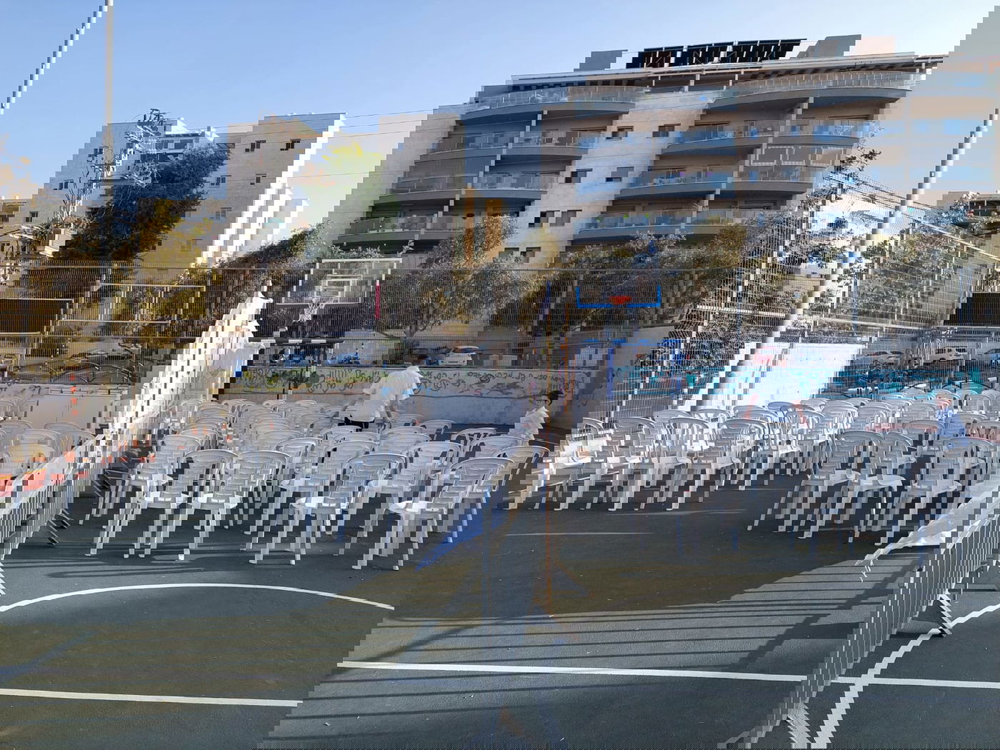 "לא היה כסא פנוי": הישראלים נהרו לבתי הכנסת • תיעוד