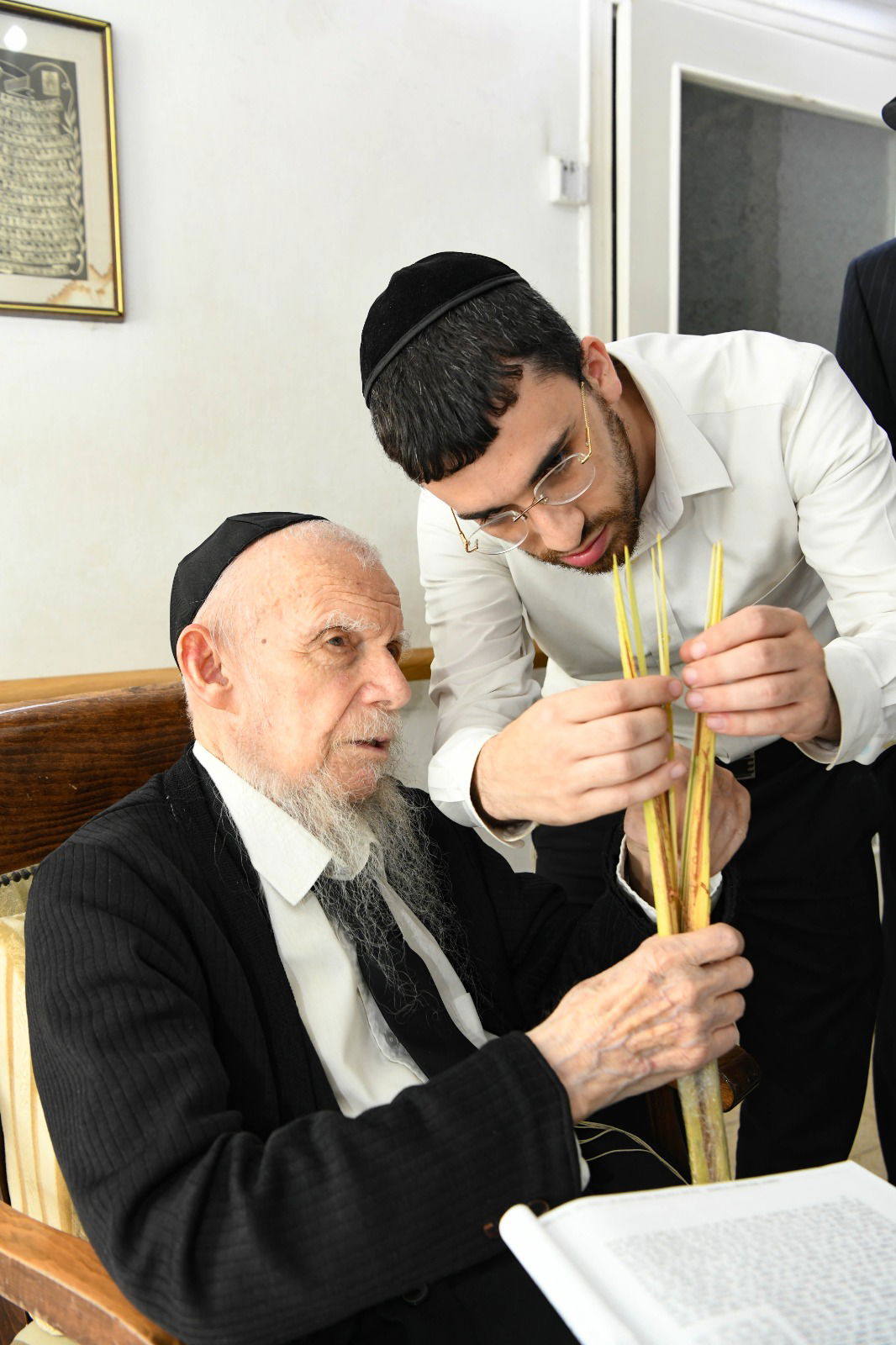 ראש הישיבה בחן 'בריסקע לולב' לקראת חג הסוכות