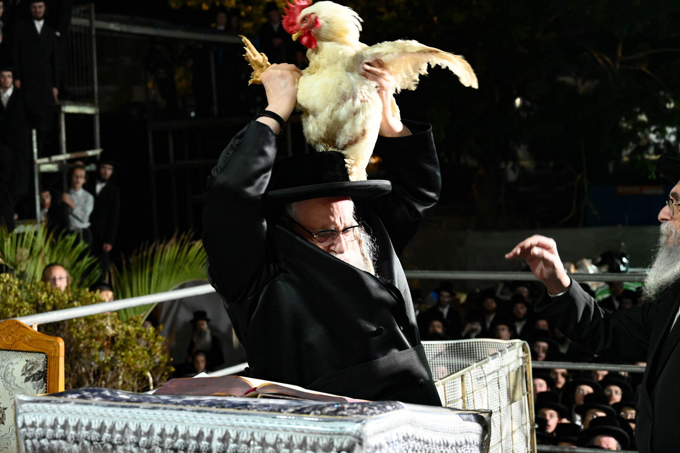 מתשליך וכפרות עד הלחיים: מראות יום הכיפורים בצאנז