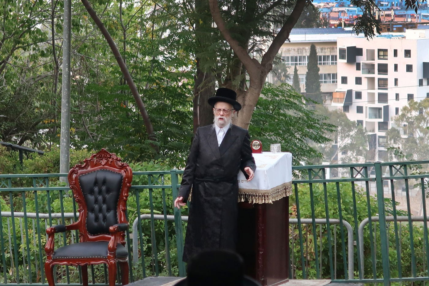 במוצאי יום כיפור: החסידים הגישו לרבי אלפי שעות לימוד