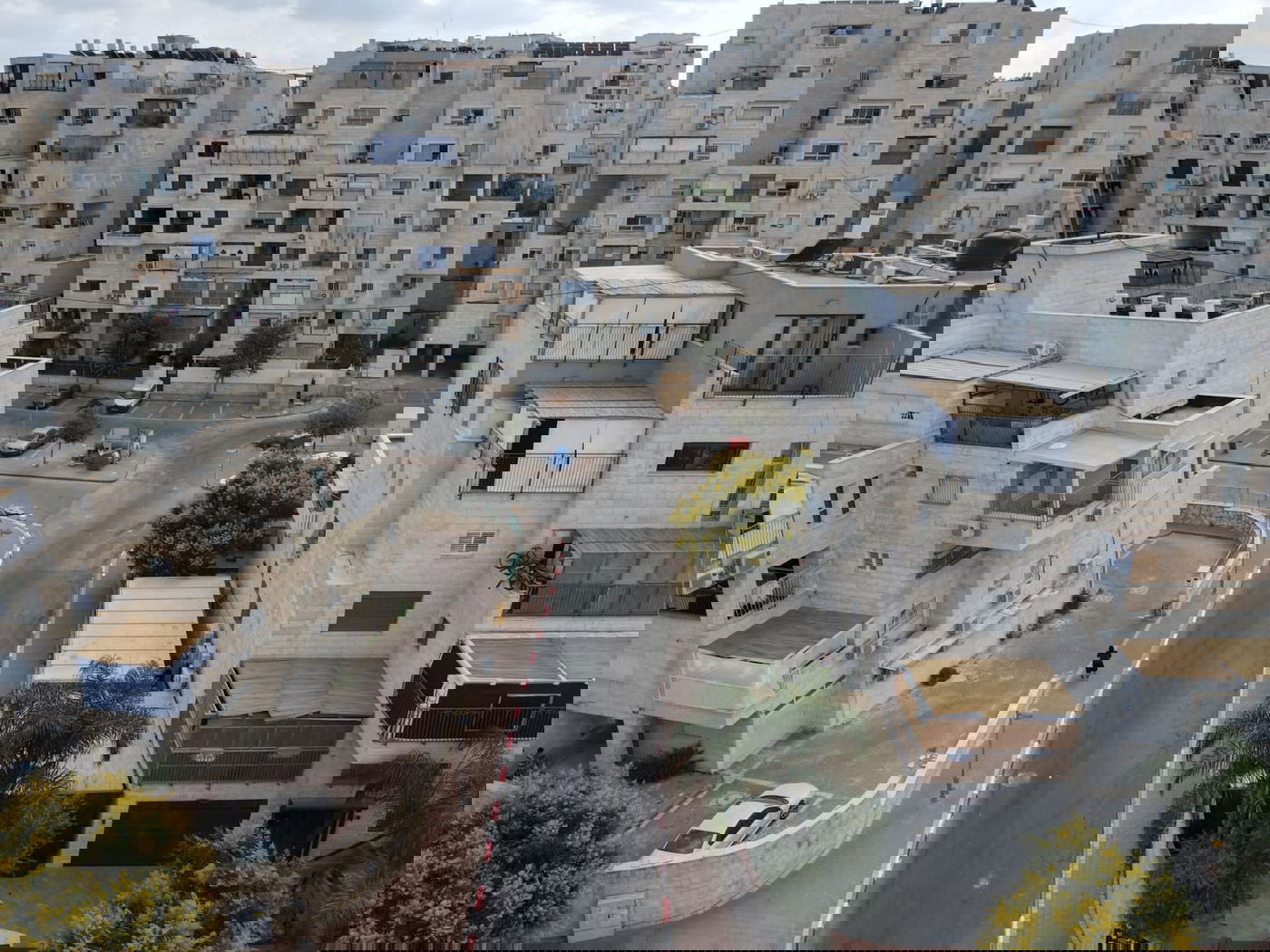 מבט מרהיב מלמעלה: הסוכות הרבות ברחבי העיר אלעד