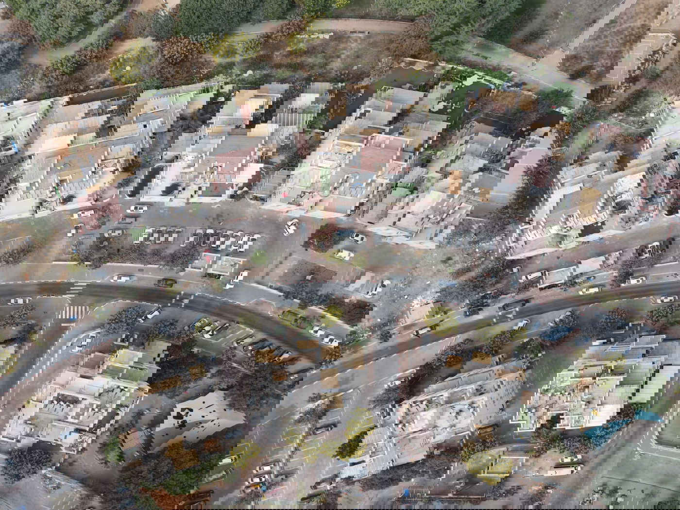 מבט מרהיב מלמעלה: הסוכות הרבות ברחבי העיר אלעד