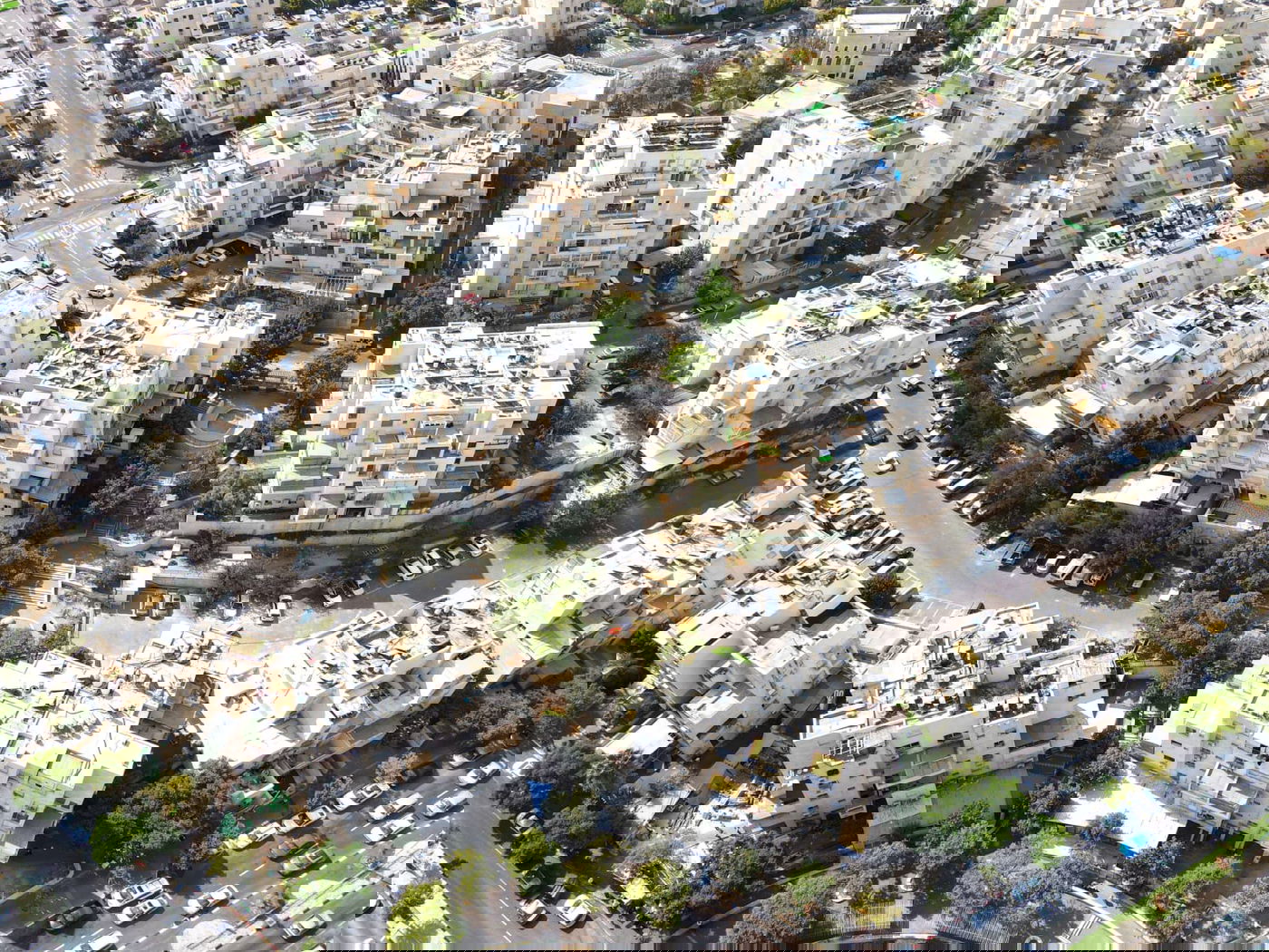 מבט מרהיב מלמעלה: הסוכות הרבות ברחבי העיר אלעד