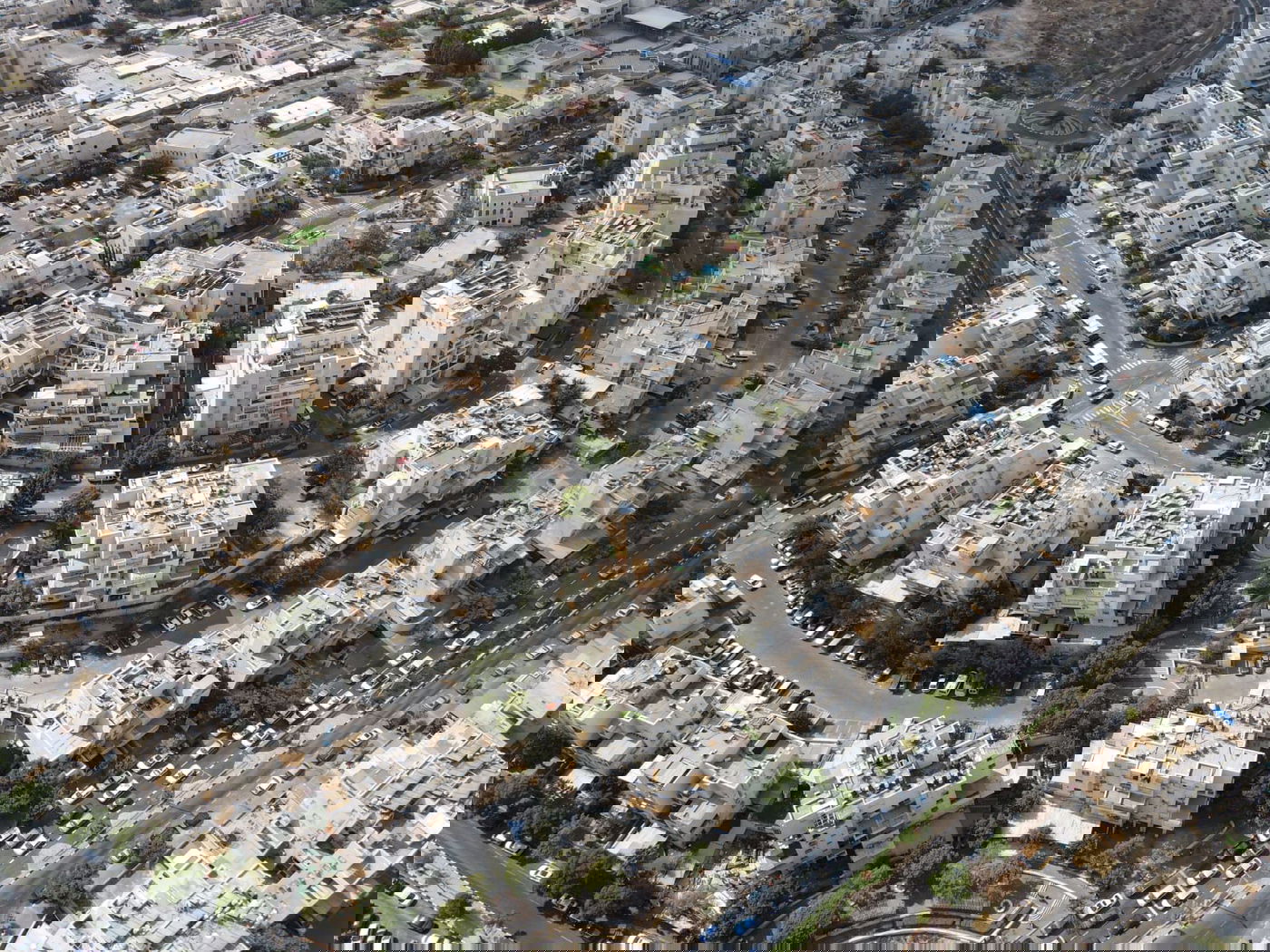 מבט מרהיב מלמעלה: הסוכות הרבות ברחבי העיר אלעד
