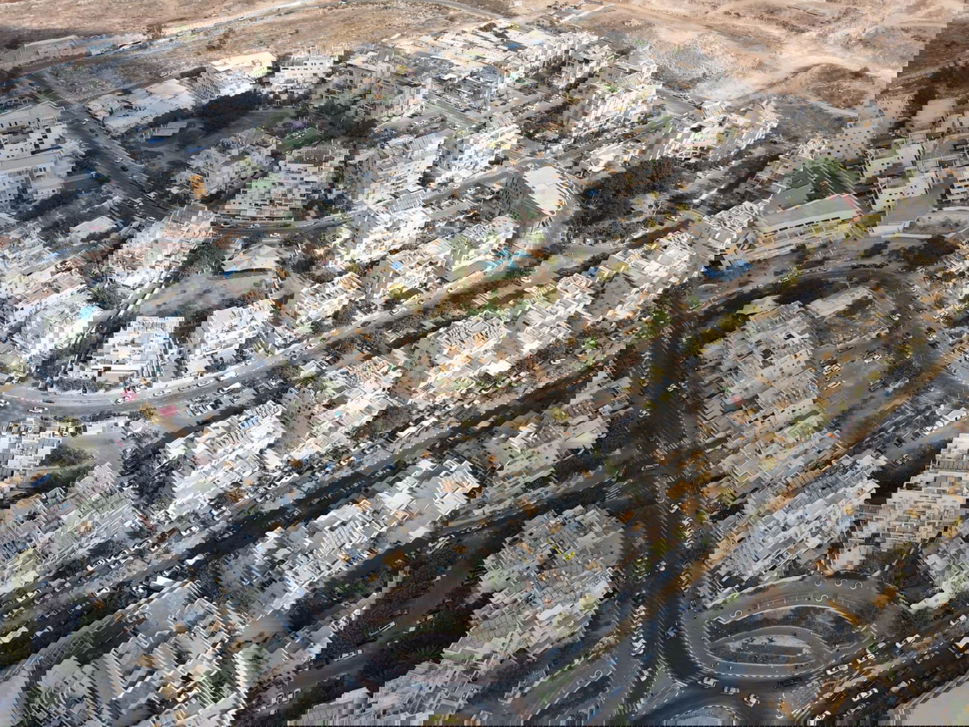 מבט מרהיב מלמעלה: הסוכות הרבות ברחבי העיר אלעד