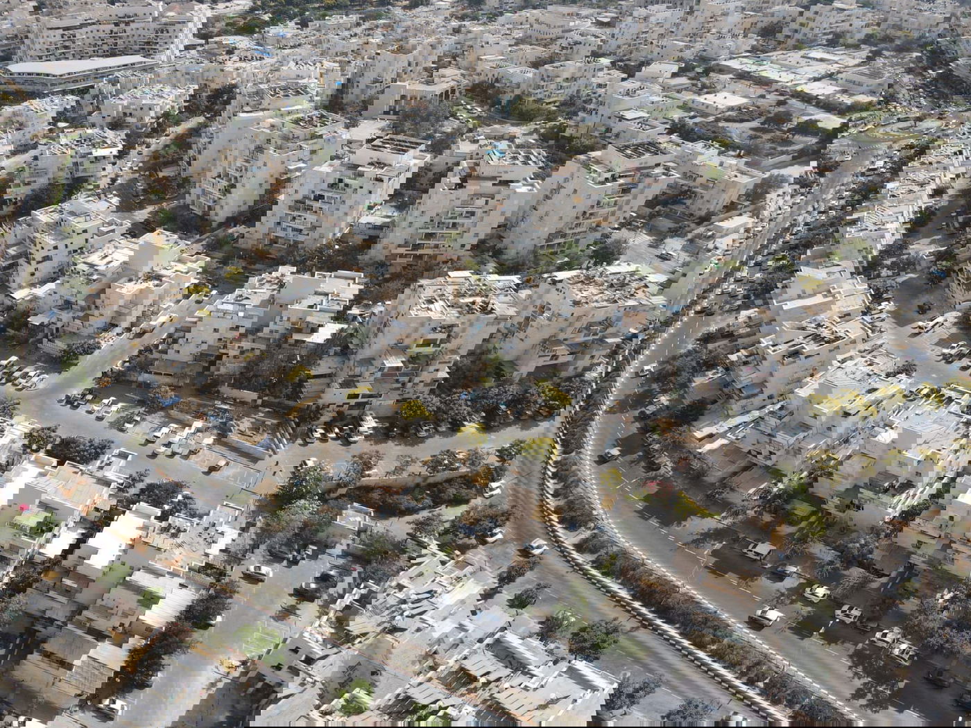 מבט מרהיב מלמעלה: הסוכות הרבות ברחבי העיר אלעד