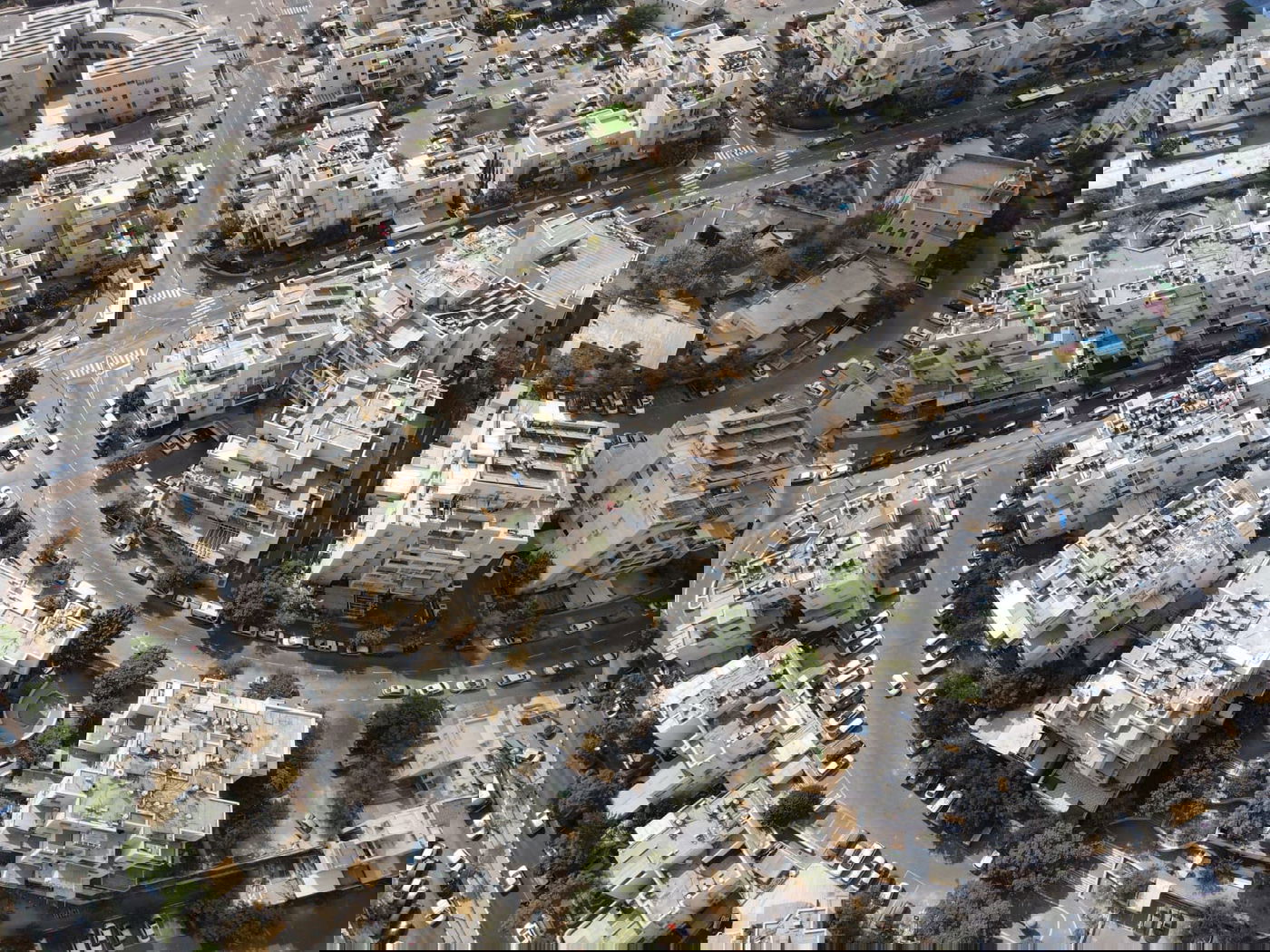 מבט מרהיב מלמעלה: הסוכות הרבות ברחבי העיר אלעד