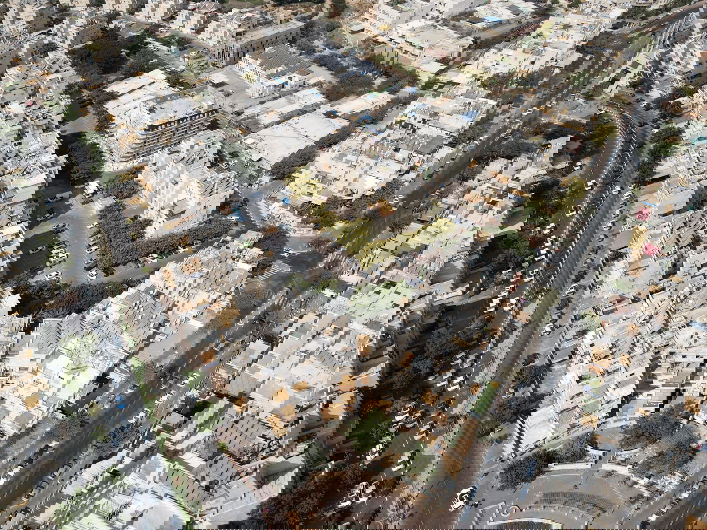 מבט מרהיב מלמעלה: הסוכות הרבות ברחבי העיר אלעד