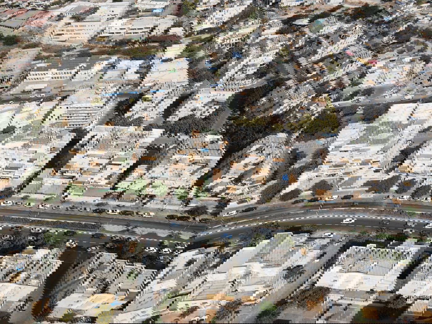 מבט מרהיב מלמעלה: הסוכות הרבות ברחבי העיר אלעד