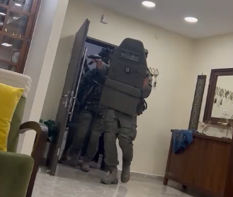 "הנה הוא, מחכה לכם": הלוחמים פשטו עם נשקים שלופים על בית בשועפאט