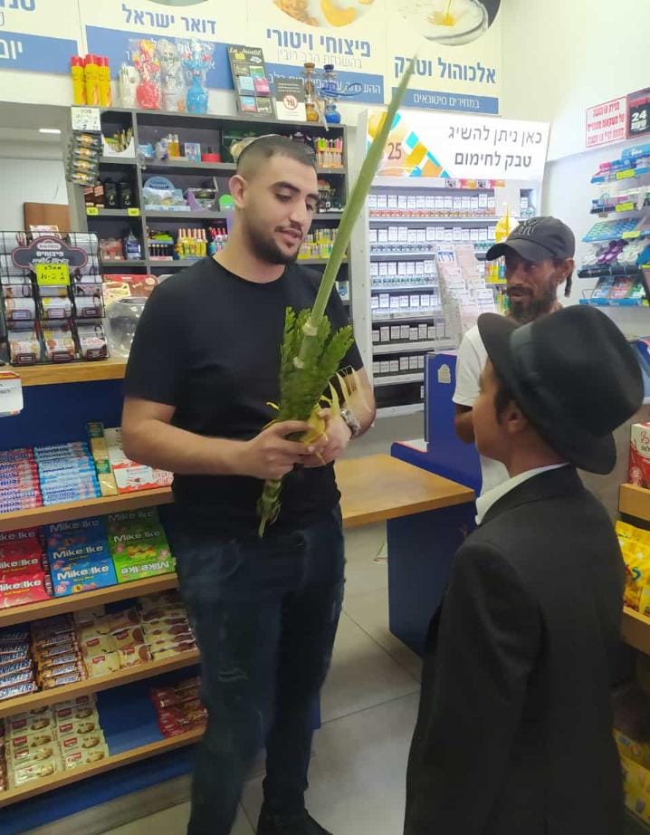 כל הארץ לולב: עם ישראל נוטל ארבעת המינים • גלריה