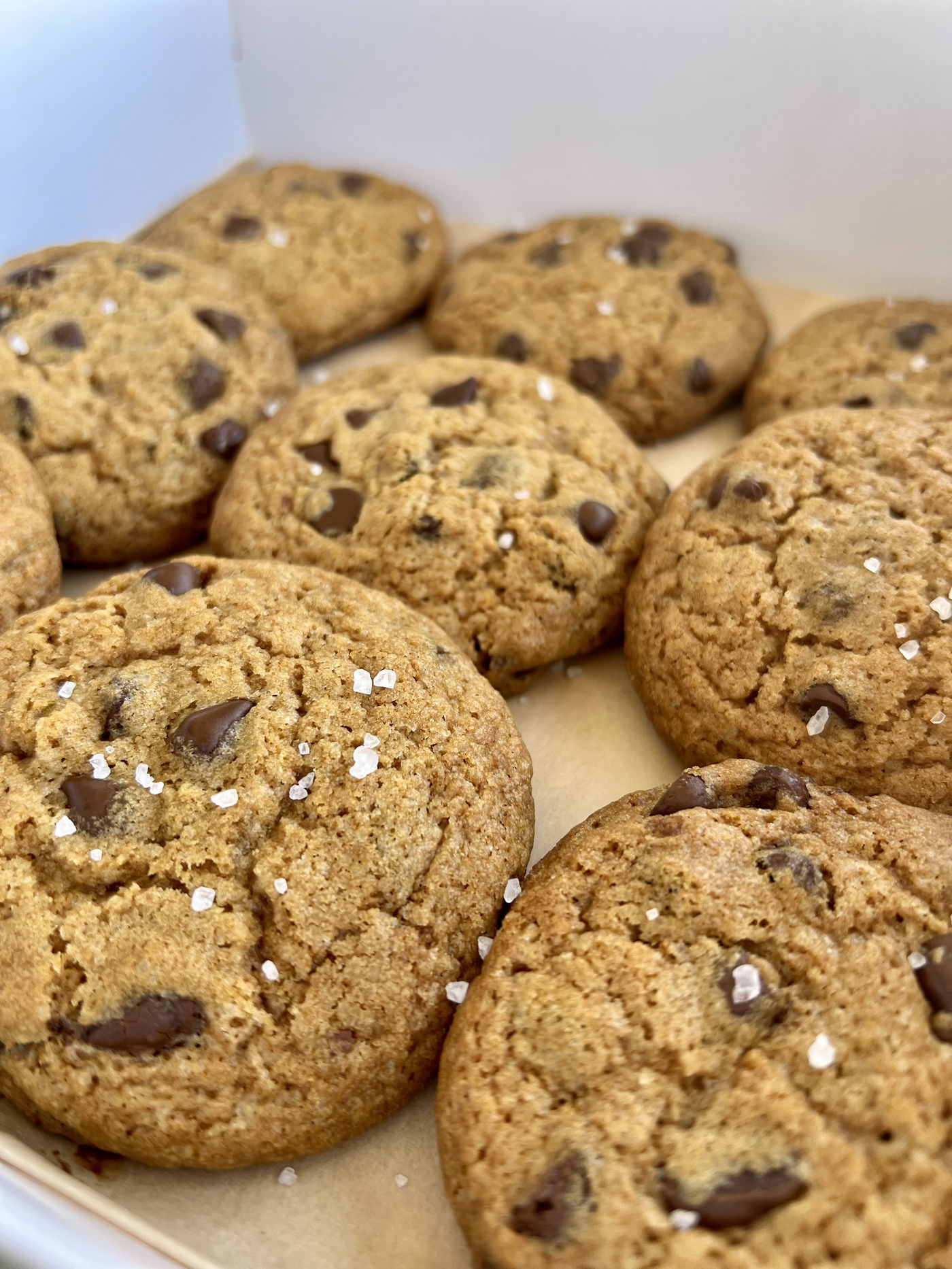 מתכון לעוגיות שוקולד צ'יפס ענקיות ורכות עם מלח גס