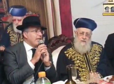 תיעוד מהסוכה: שוואקי מנגן לראשל"צ שיר לכבודו של אביו