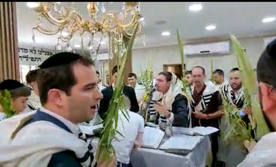 הזמר רולי דיקמן בהלל חגיגי בבית הכנסת הבני ברקי