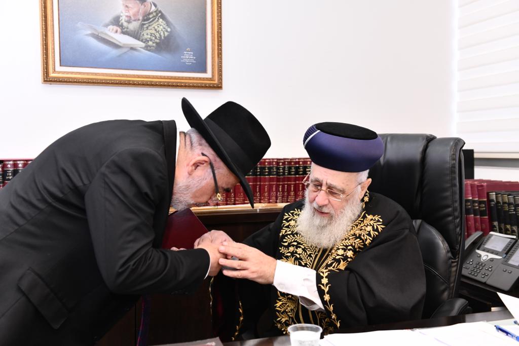 האתרוג והטלית שהעניק הרב שלמה זביחי לראשון לציון | תיעוד