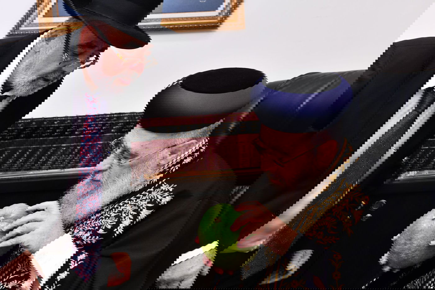 האתרוג והטלית שהעניק הרב שלמה זביחי לראשון לציון | תיעוד