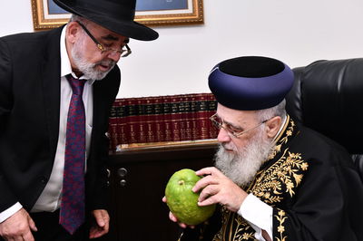 האתרוג והטלית שהעניק הרב שלמה זביחי לראשון לציון | תיעוד