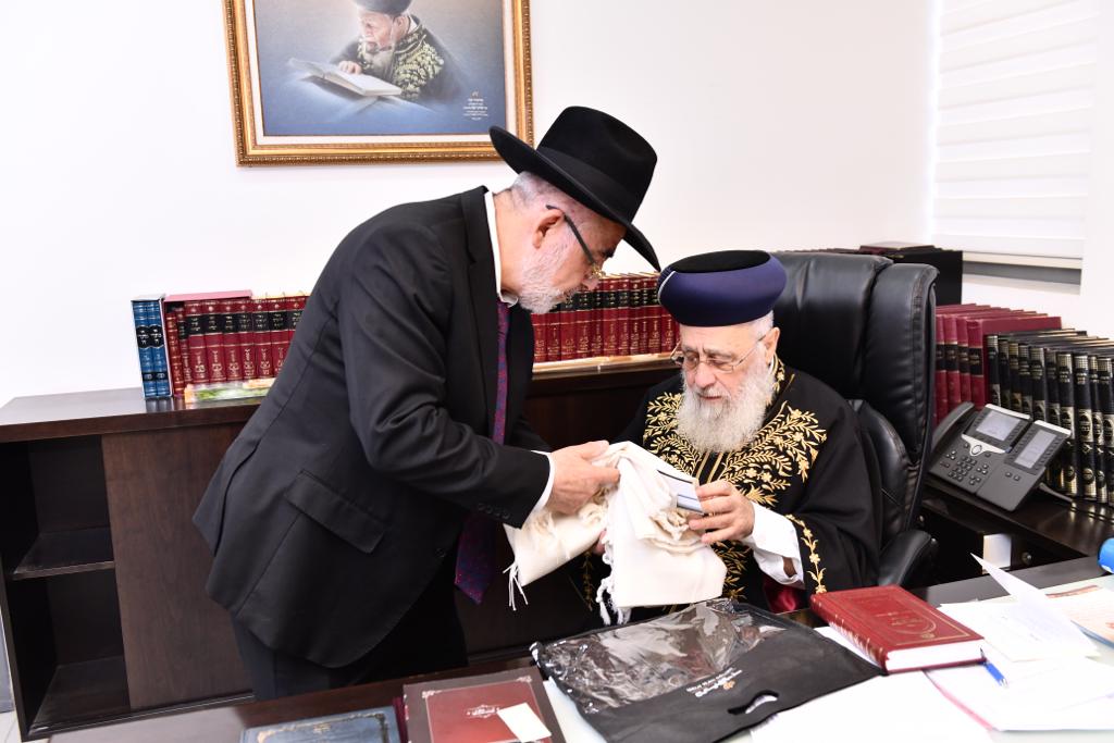 האתרוג והטלית שהעניק הרב שלמה זביחי לראשון לציון | תיעוד