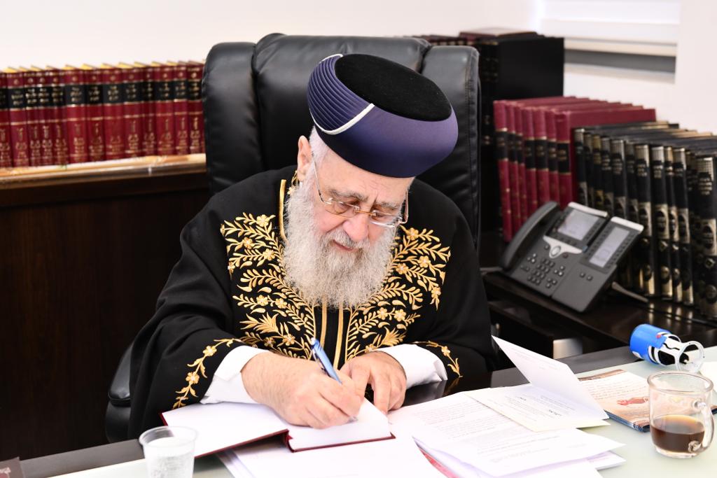 האתרוג והטלית שהעניק הרב שלמה זביחי לראשון לציון | תיעוד