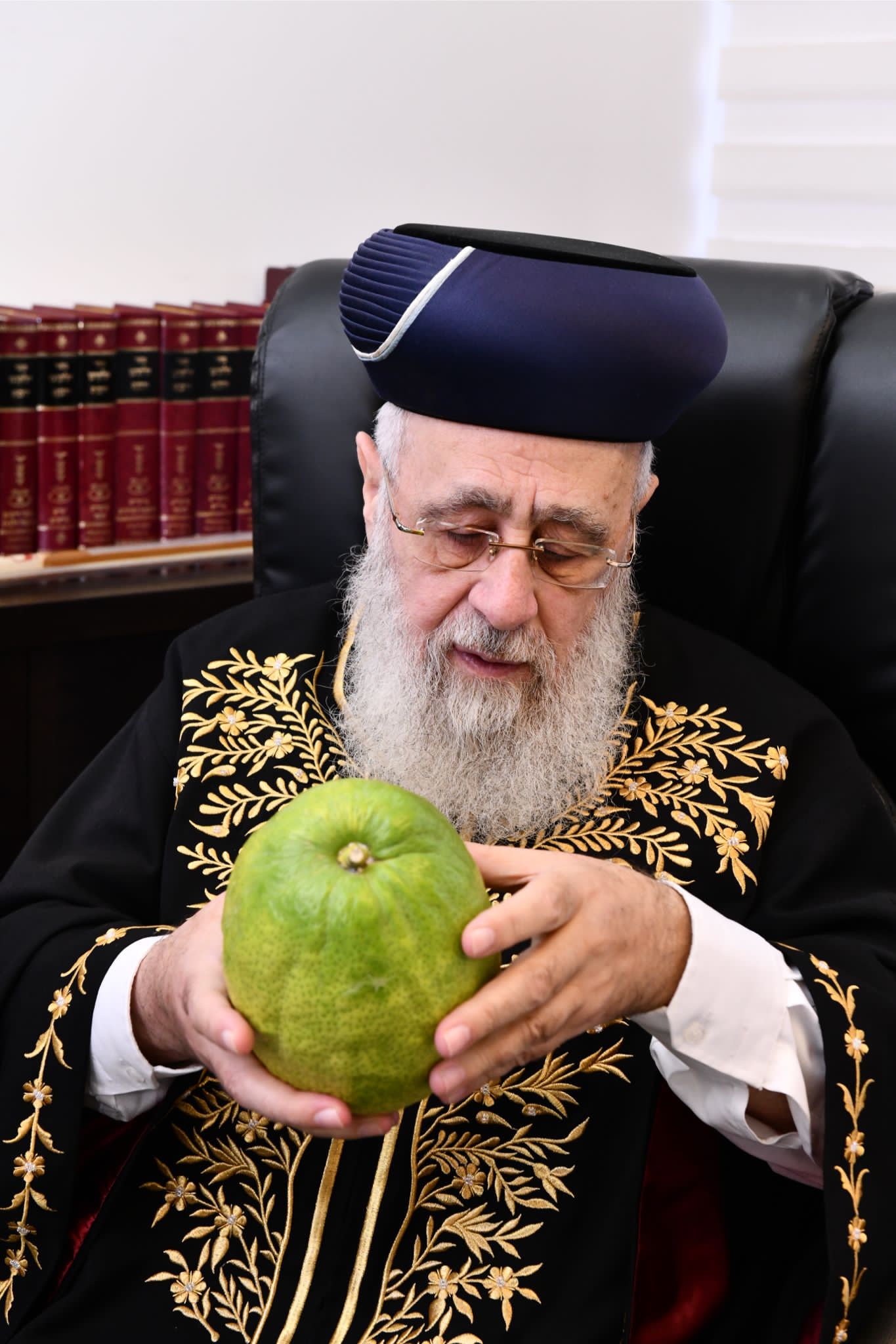 האתרוג והטלית שהעניק הרב שלמה זביחי לראשון לציון | תיעוד