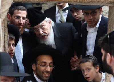 ראש הישיבה במהלך הסיור